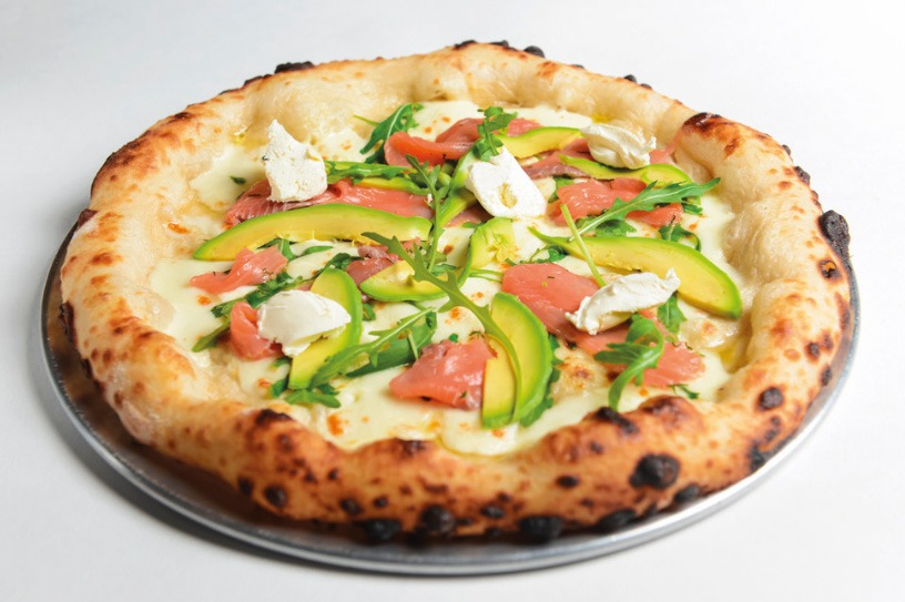 Pizza al salmone e avocado