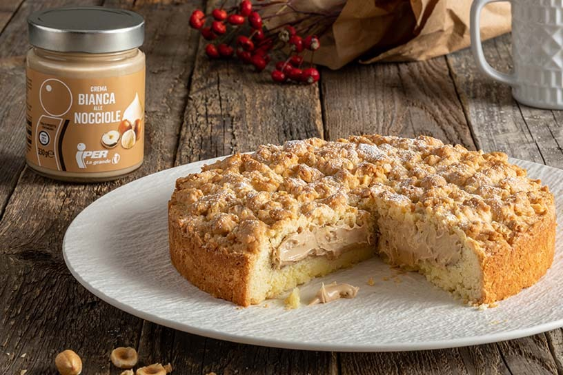Crostata frolla con crema bianca alle nocciole tagliata