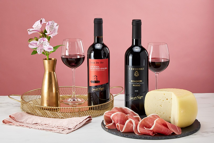 Bottiglie di vino Iper con formaggio e prosciutto