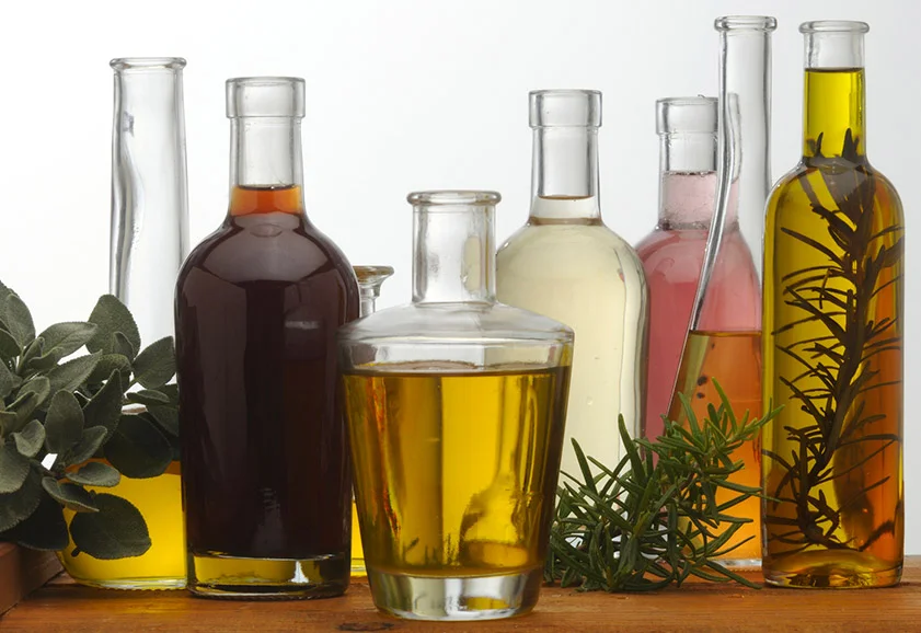 Bottiglie con piante aromatiche